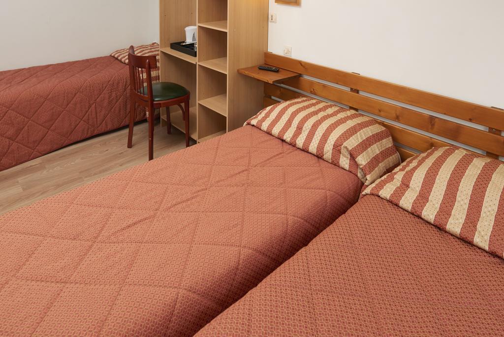 Chambres D'Hotes Du Colvert Forges-les-Eaux Esterno foto